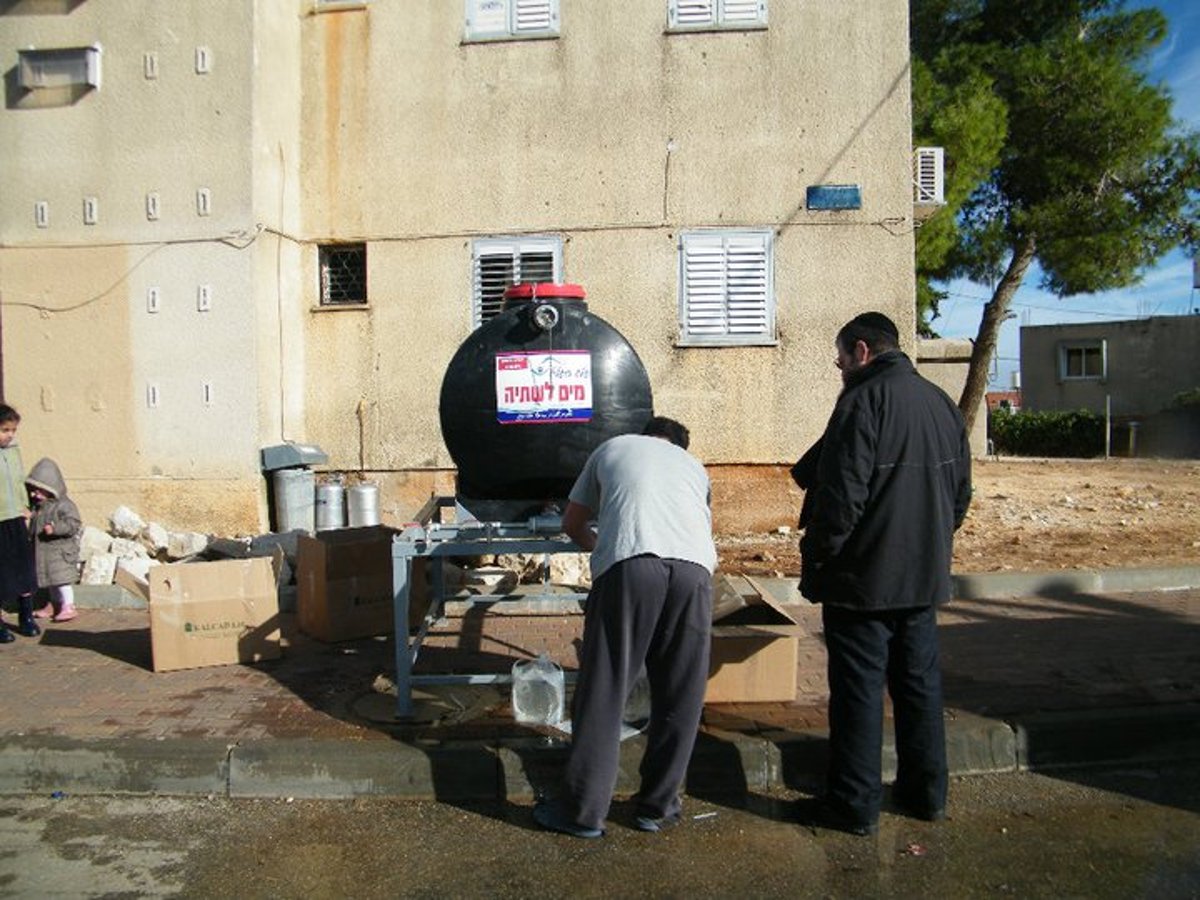 אין מים בברזים: תושבים בצפת קיבלו מים בשקיות