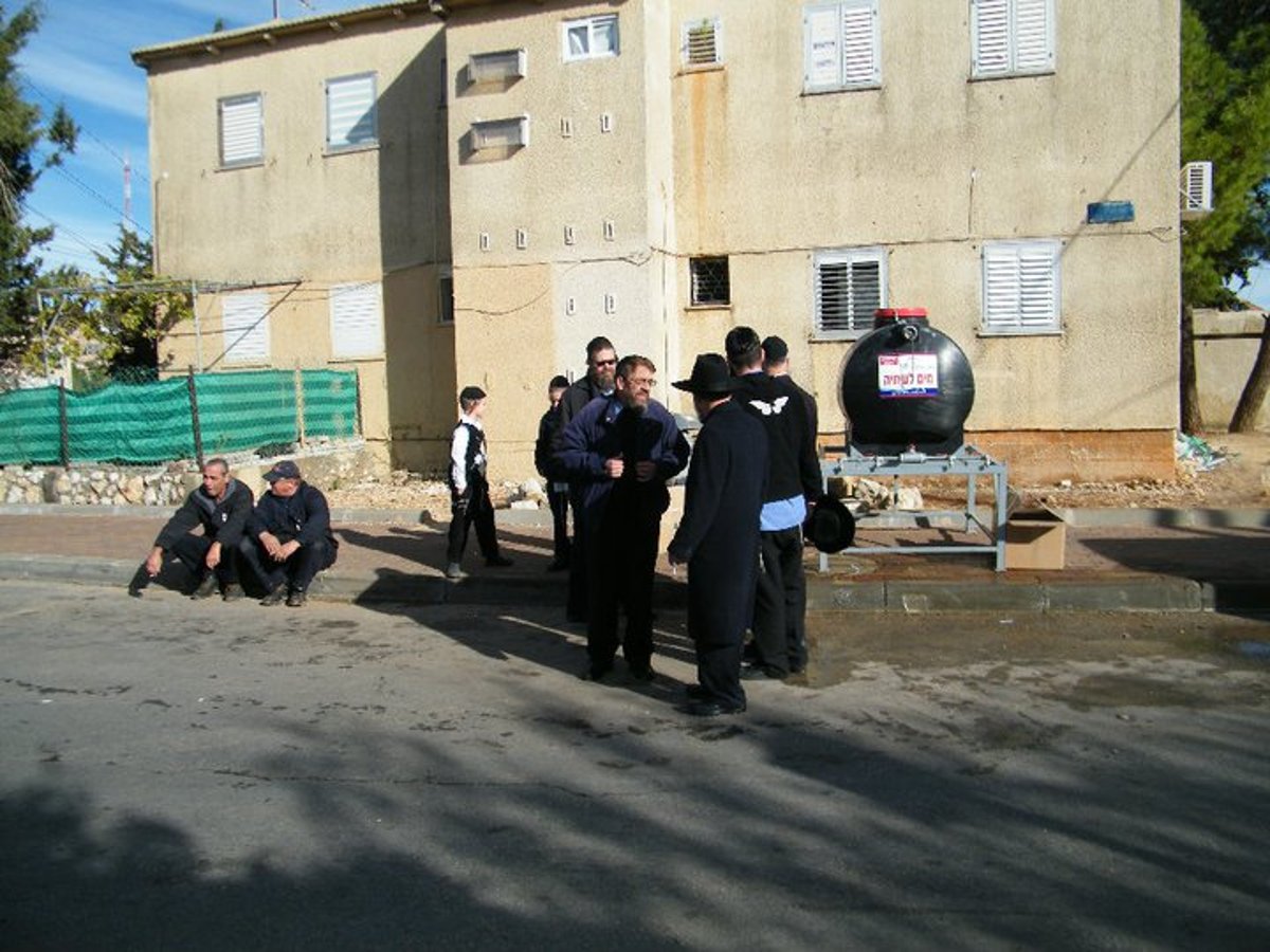 אין מים בברזים: תושבים בצפת קיבלו מים בשקיות