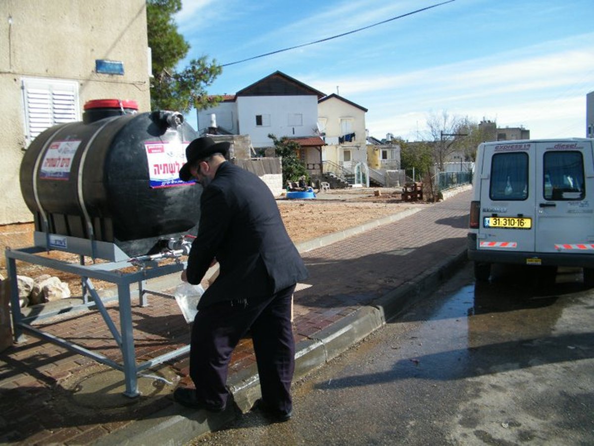 אין מים בברזים: תושבים בצפת קיבלו מים בשקיות