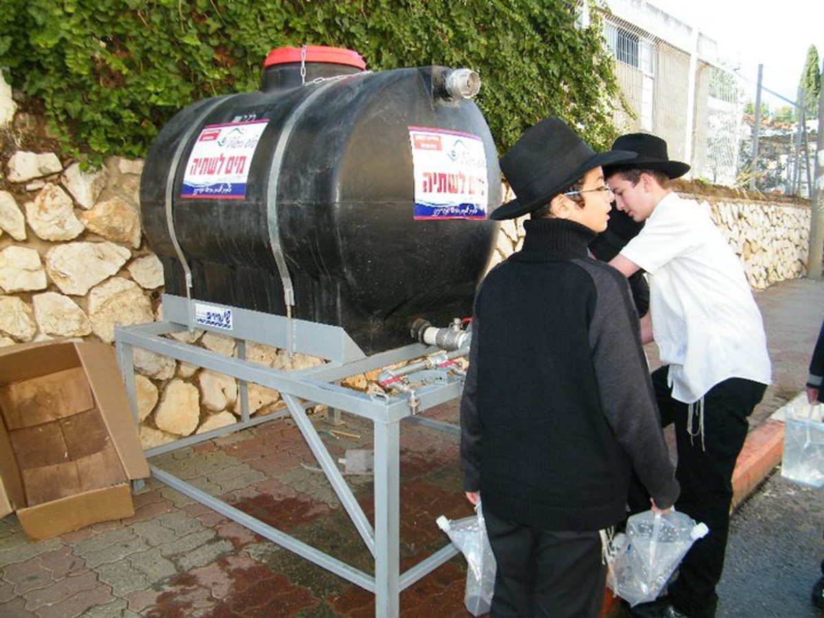 אין מים בברזים: תושבים בצפת קיבלו מים בשקיות