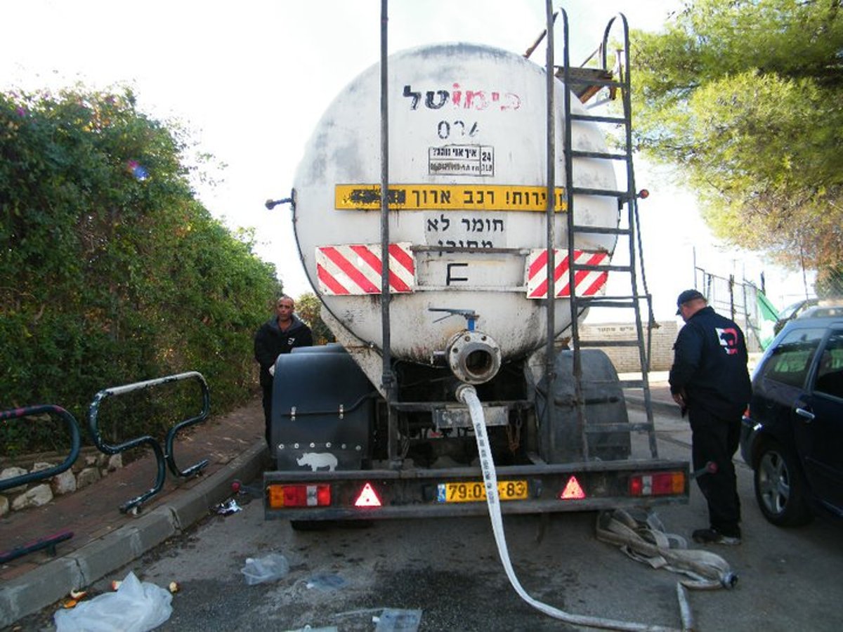 אין מים בברזים: תושבים בצפת קיבלו מים בשקיות