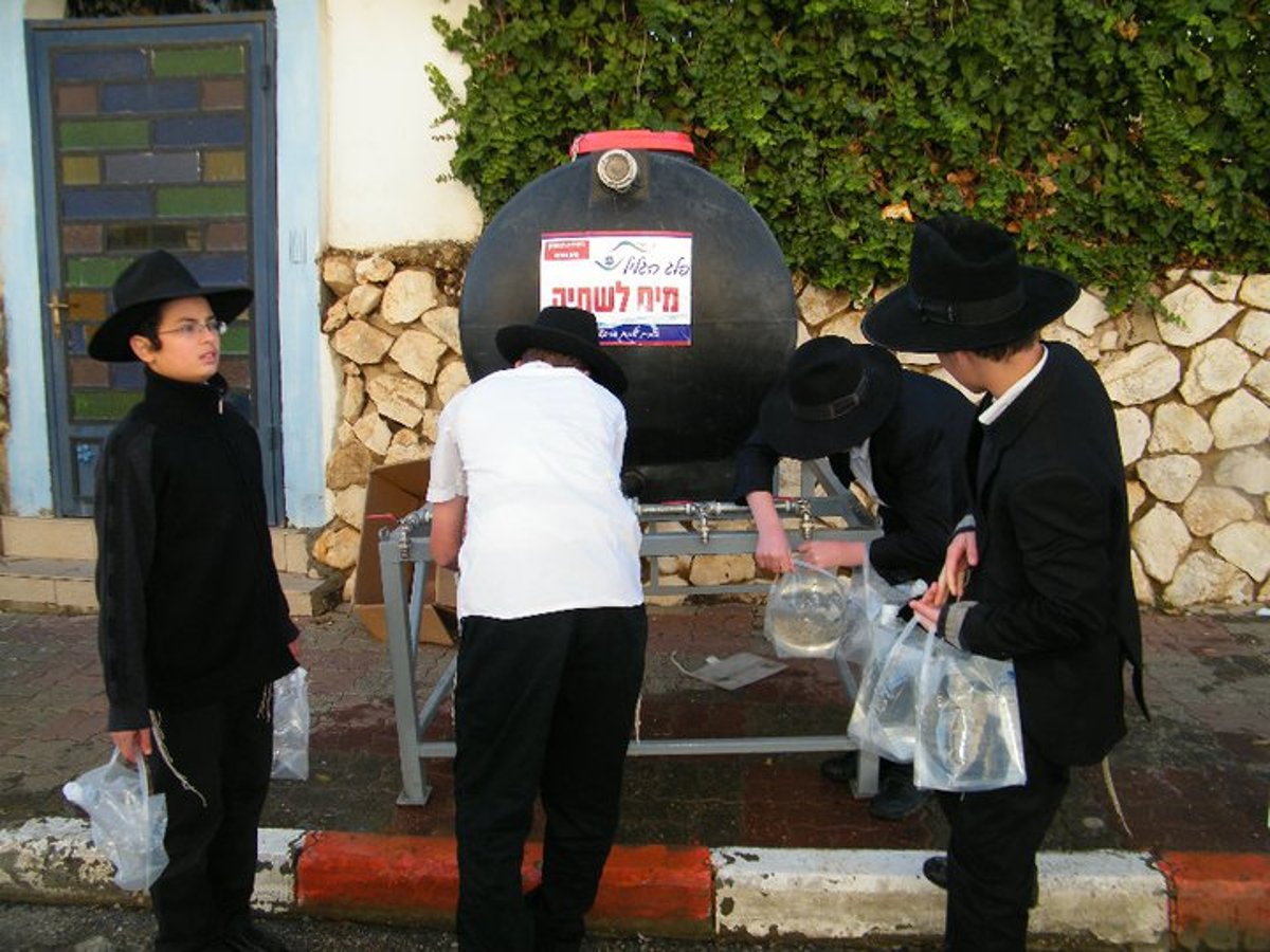 אין מים בברזים: תושבים בצפת קיבלו מים בשקיות