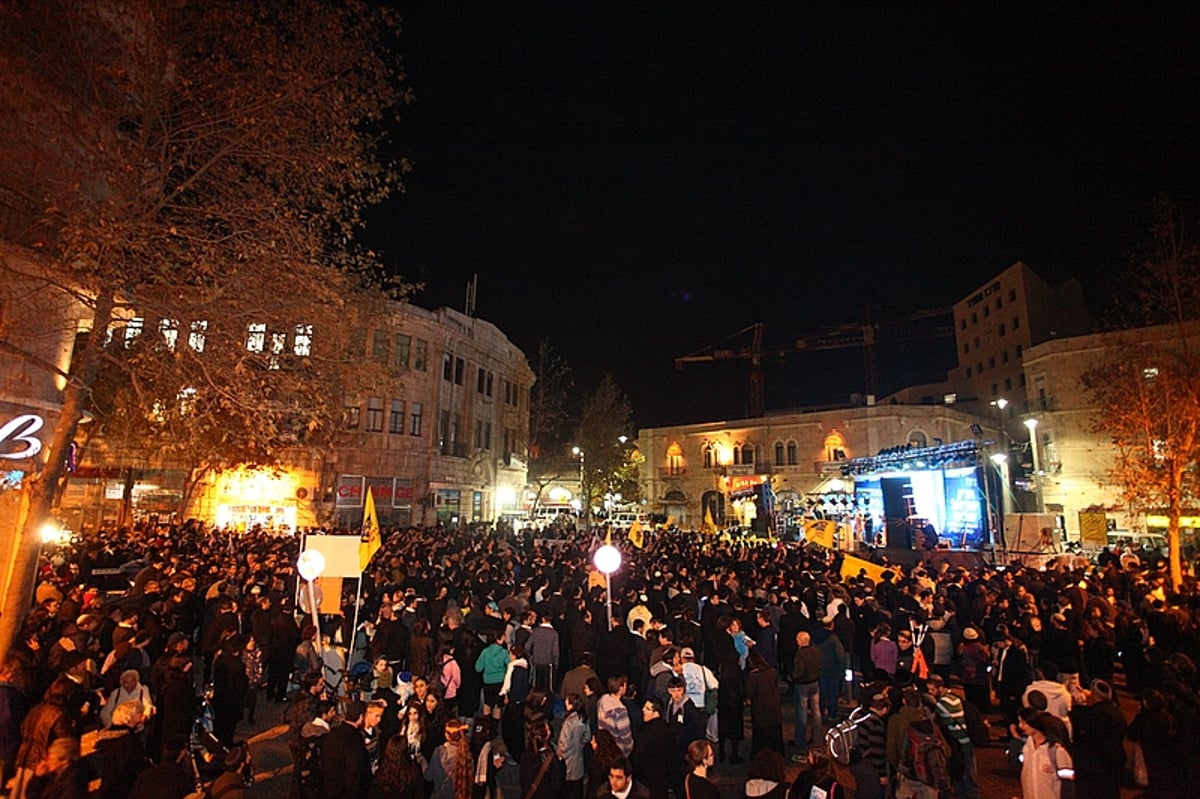 מאחורי הקלעים בכיכר ציון: גלריית ענק