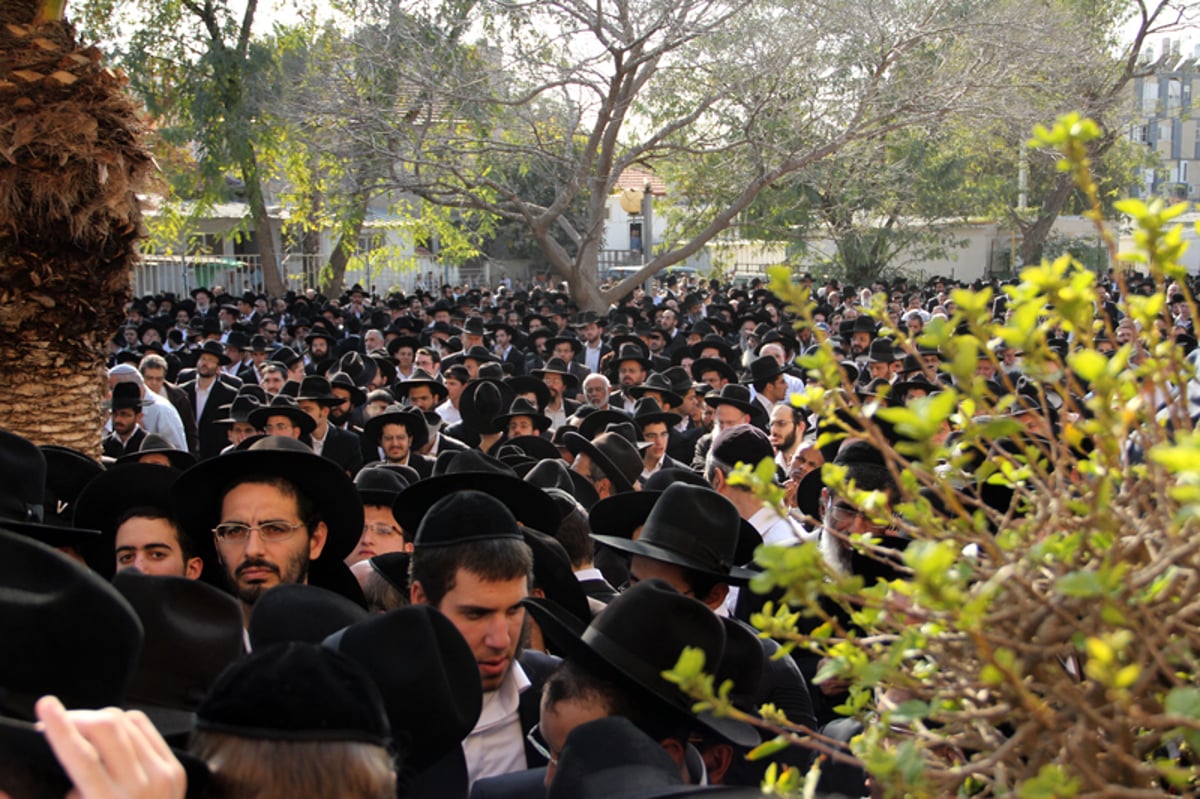 דרכו האחרונה: אלפים מלווים את הגר"י מאיר