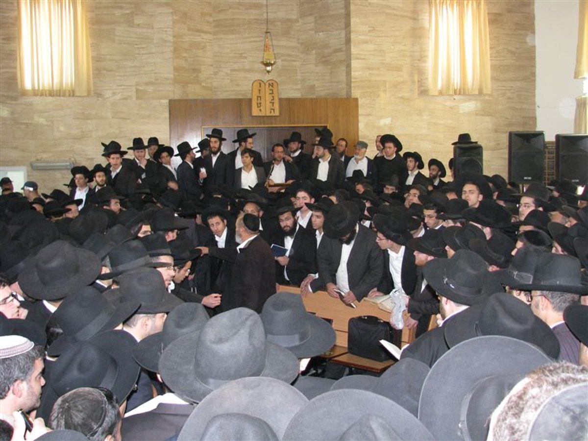 בדמעות: אלפים ליוו את הגר"י מאיר לבית החיים