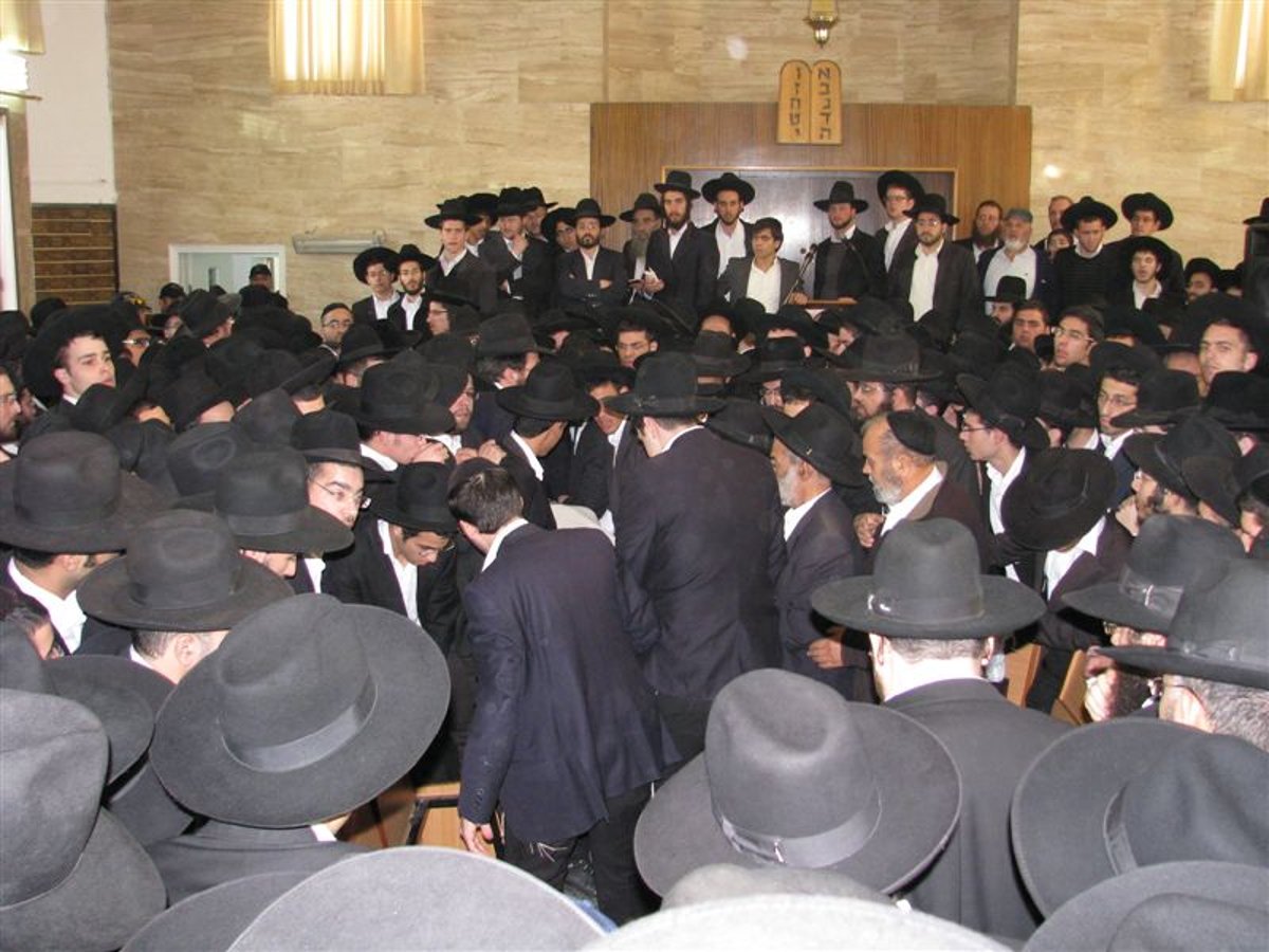 בדמעות: אלפים ליוו את הגר"י מאיר לבית החיים