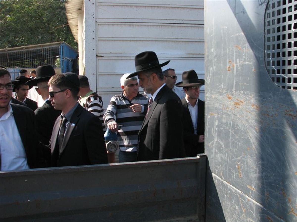 בדמעות: אלפים ליוו את הגר"י מאיר לבית החיים