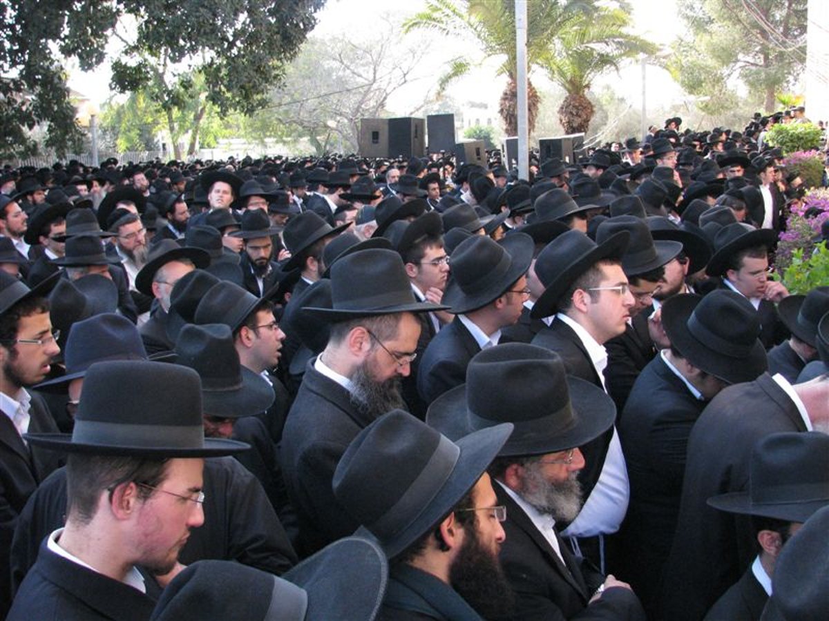 בדמעות: אלפים ליוו את הגר"י מאיר לבית החיים
