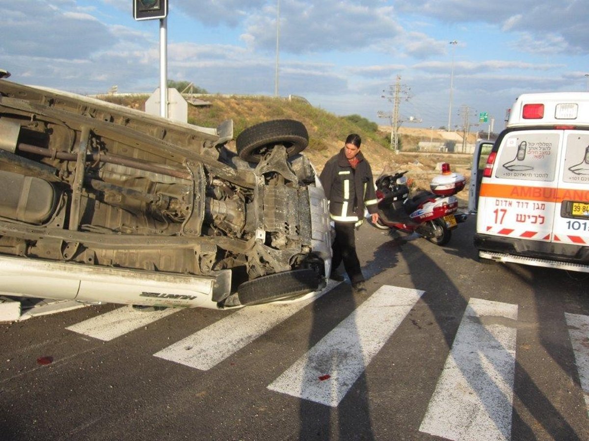 ילדים חרדים נפגעו קל בהתהפכות רכב