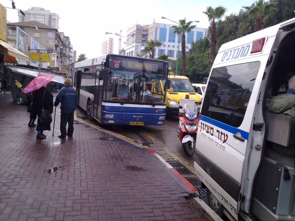 בני-ברק: שני קשישים נפגעו בתאונת אוטובוס