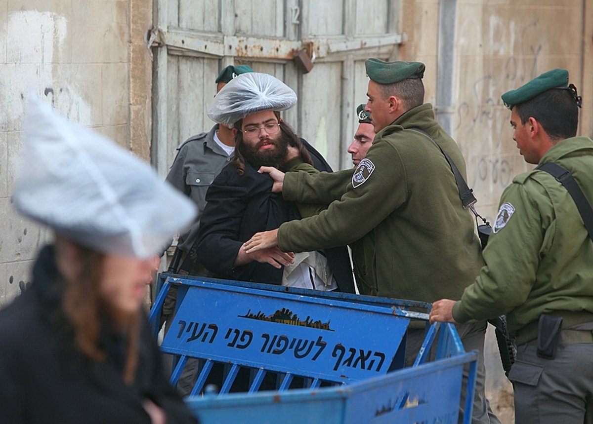 תחת גשם שוטף: מחאה במתחם הקברים של יפו