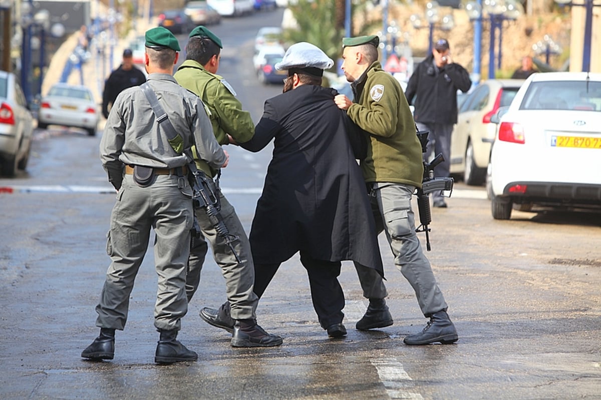 תחת גשם שוטף: מחאה במתחם הקברים של יפו