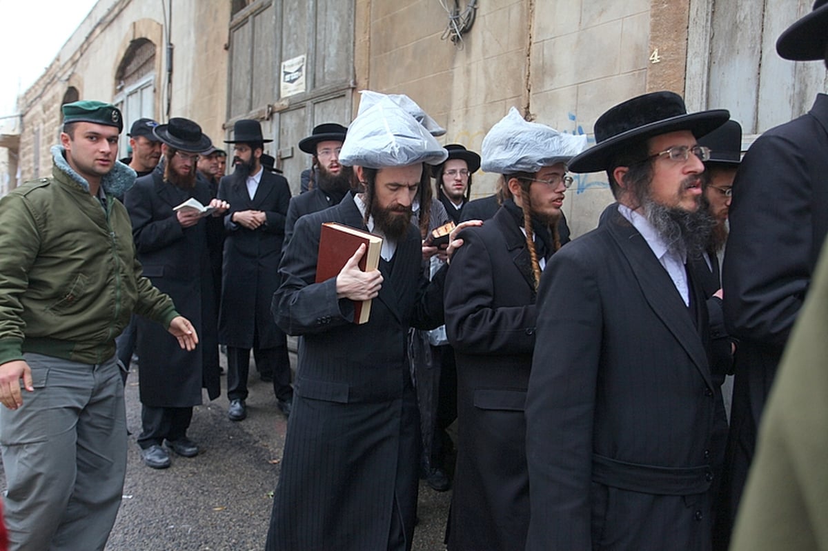 תחת גשם שוטף: מחאה במתחם הקברים של יפו