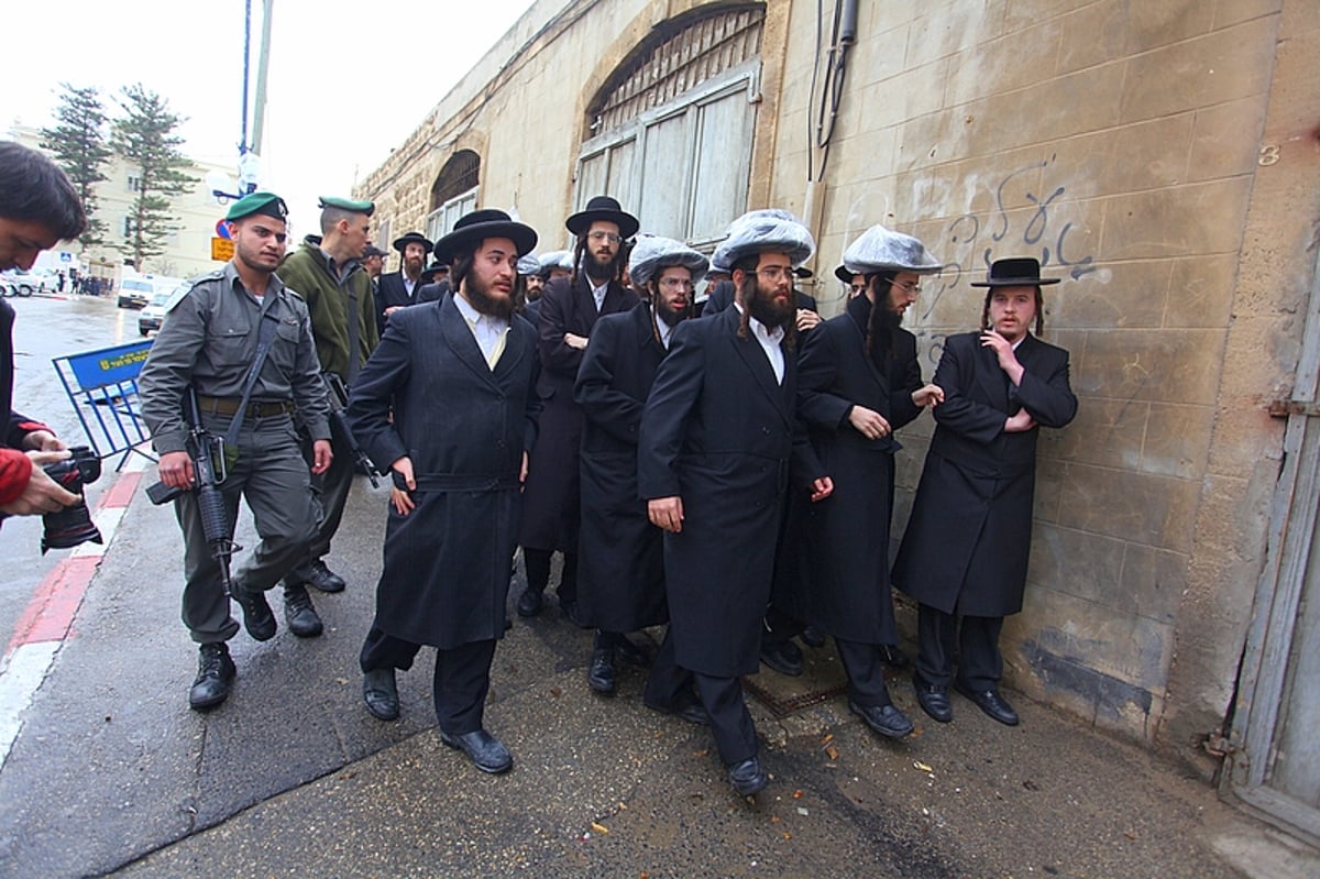 תחת גשם שוטף: מחאה במתחם הקברים של יפו