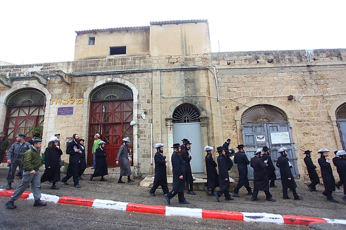 תחת גשם שוטף: מחאה במתחם הקברים של יפו