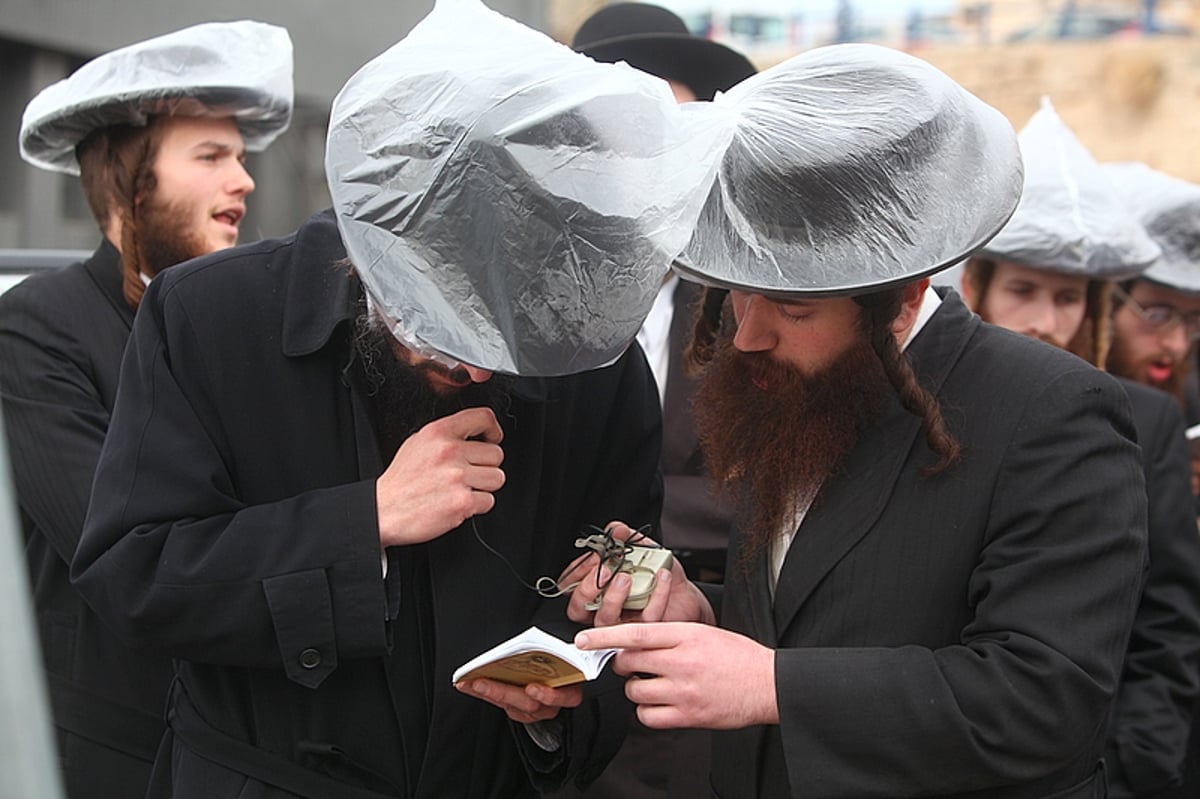 תחת גשם שוטף: מחאה במתחם הקברים של יפו