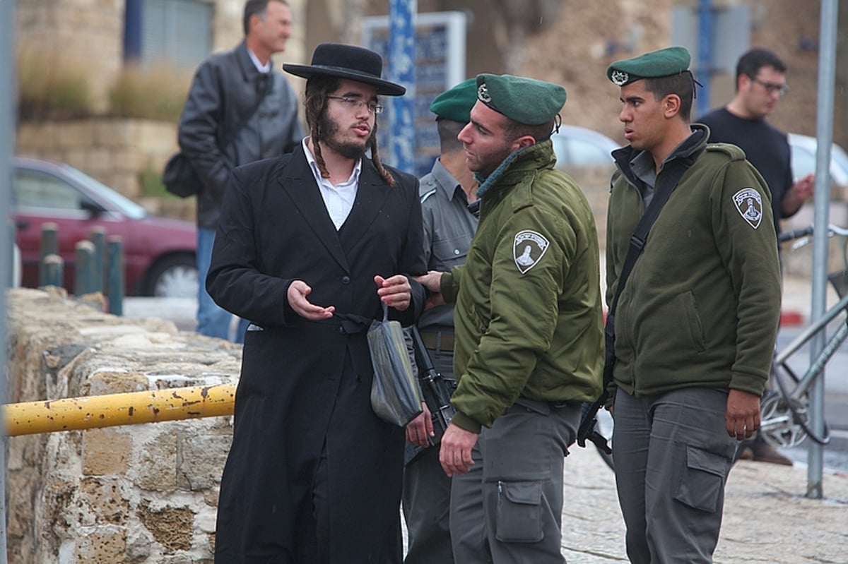 תחת גשם שוטף: מחאה במתחם הקברים של יפו