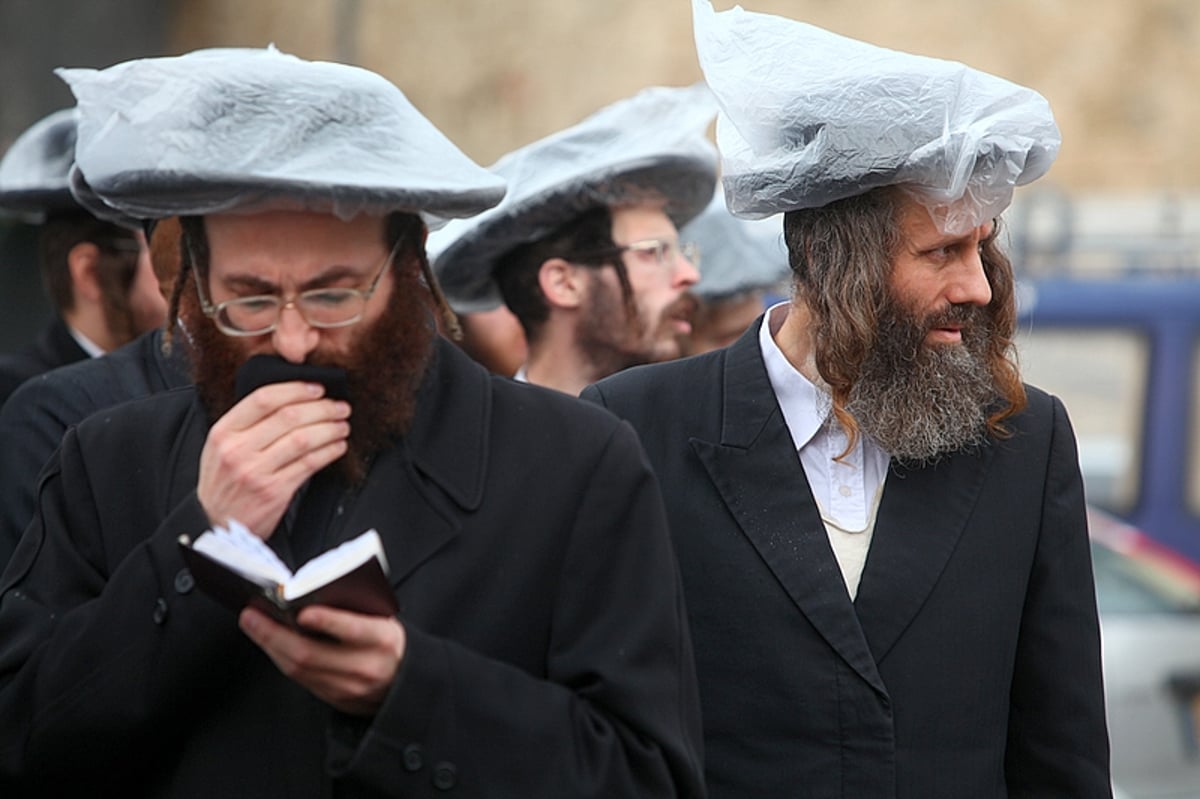 תחת גשם שוטף: מחאה במתחם הקברים של יפו