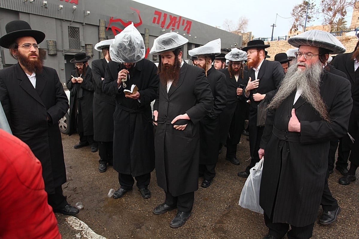 תחת גשם שוטף: מחאה במתחם הקברים של יפו