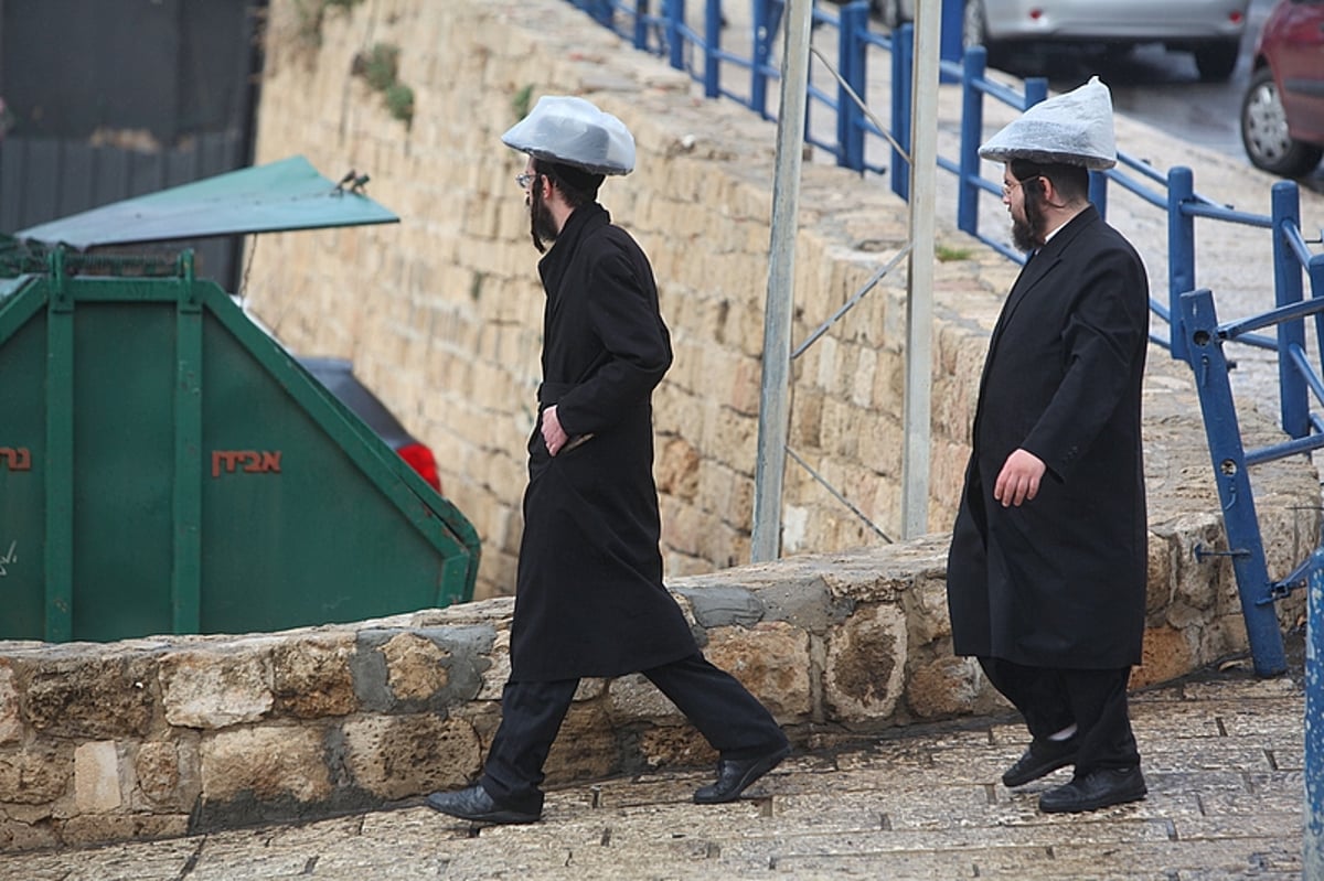 תחת גשם שוטף: מחאה במתחם הקברים של יפו