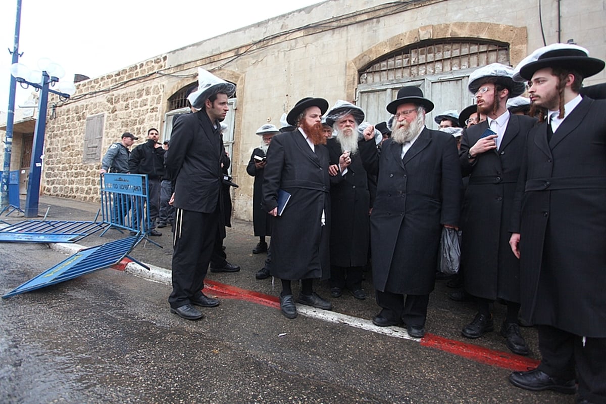 תחת גשם שוטף: מחאה במתחם הקברים של יפו