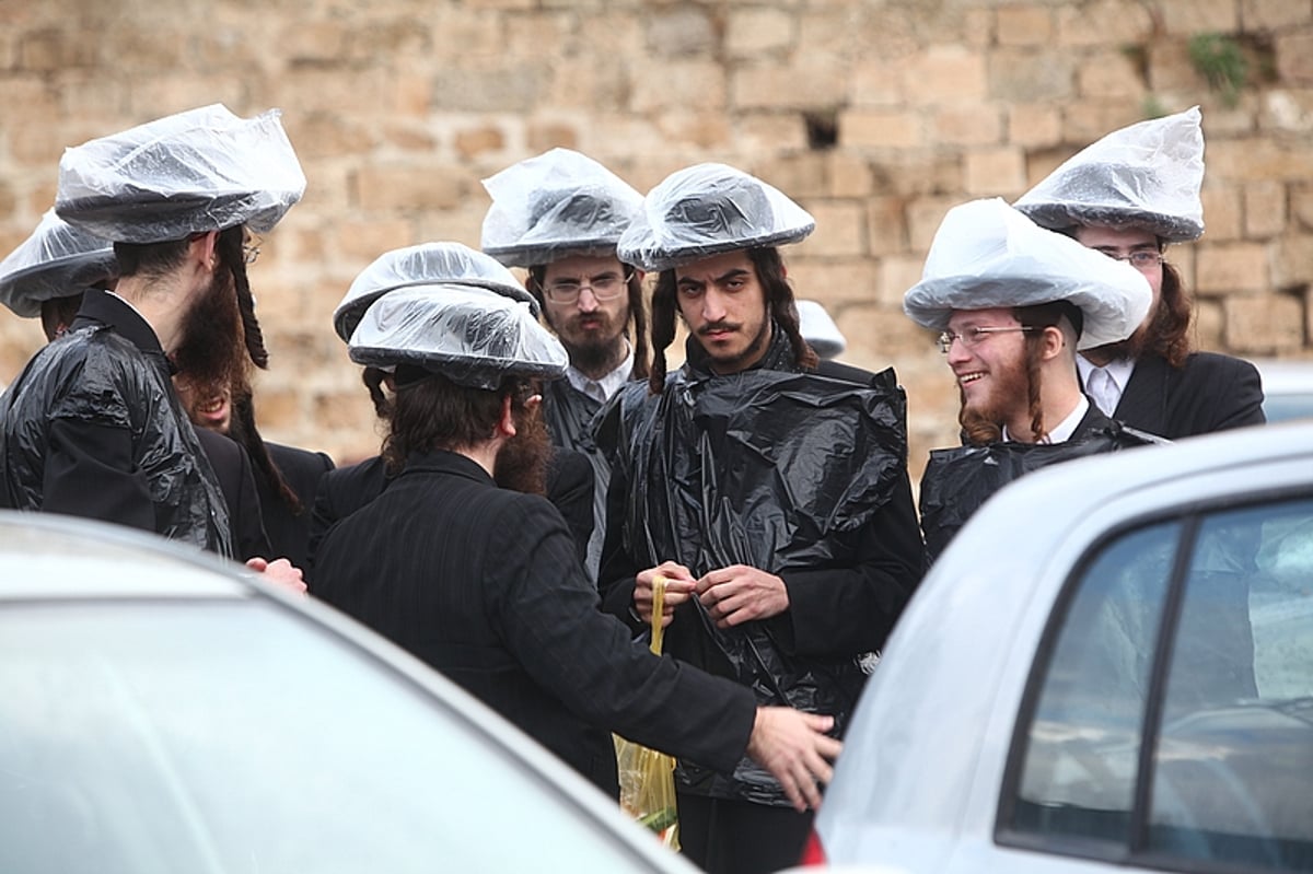 תחת גשם שוטף: מחאה במתחם הקברים של יפו