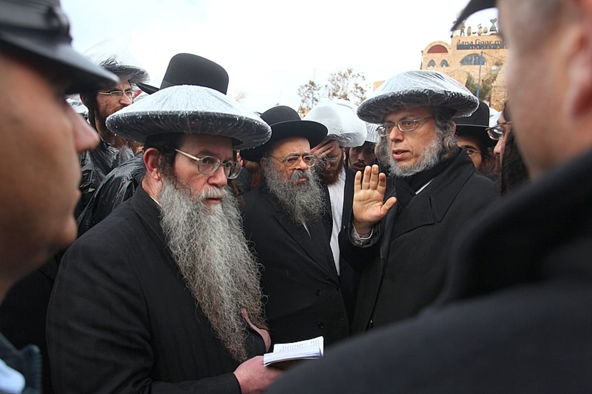 תחת גשם שוטף: מחאה במתחם הקברים של יפו