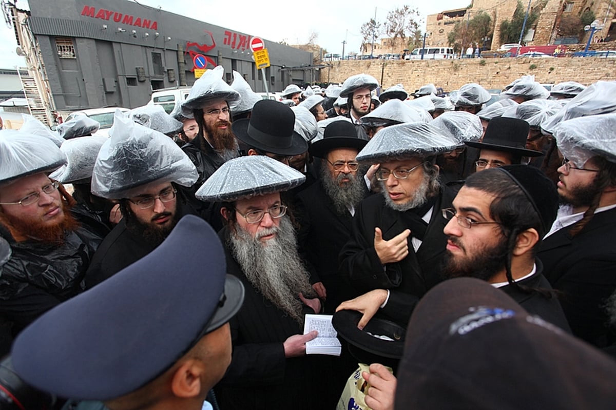 תחת גשם שוטף: מחאה במתחם הקברים של יפו