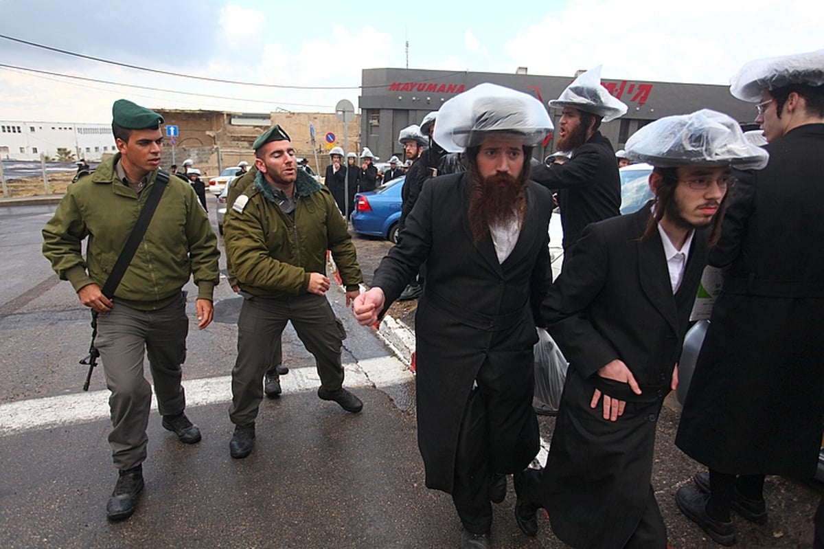 תחת גשם שוטף: מחאה במתחם הקברים של יפו