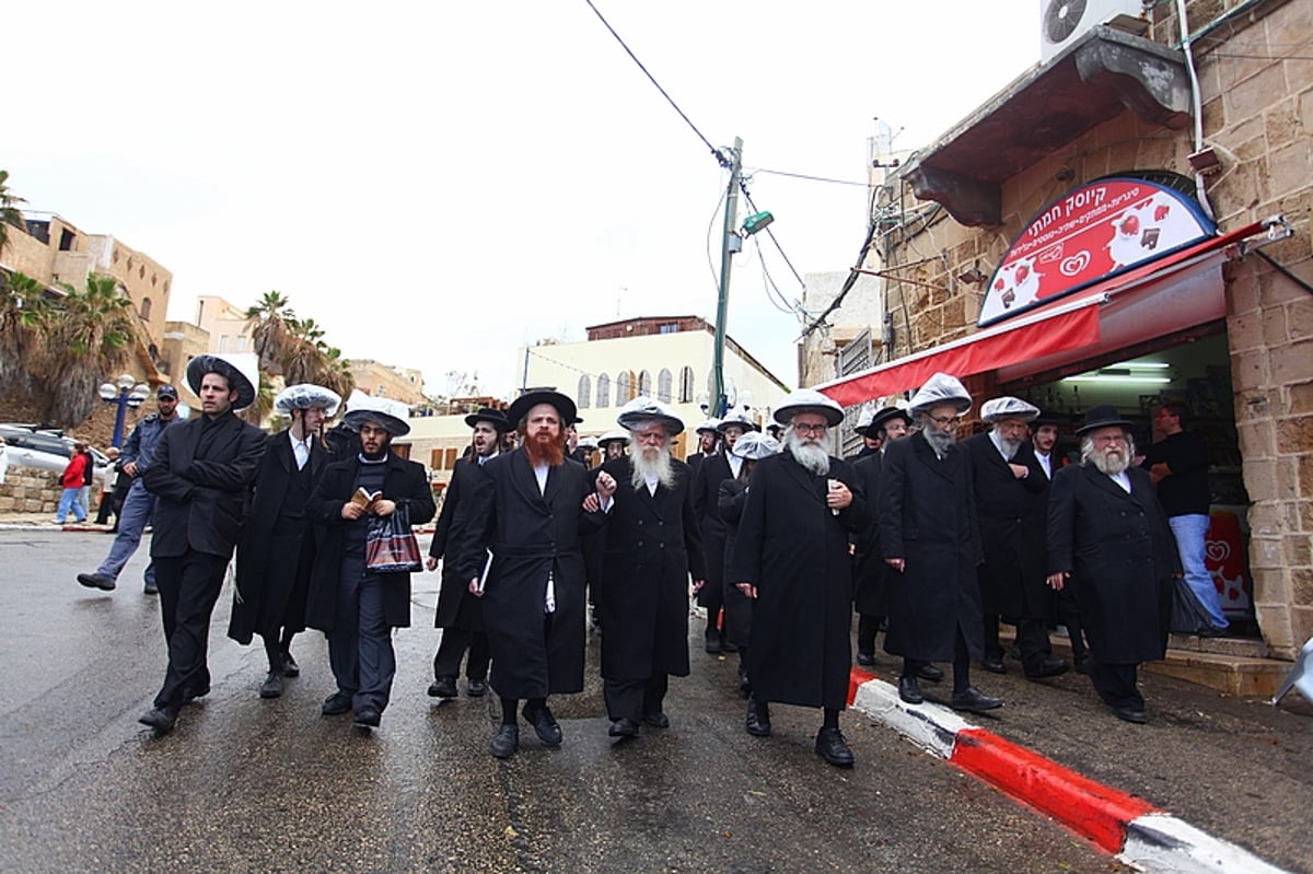 תחת גשם שוטף: מחאה במתחם הקברים של יפו