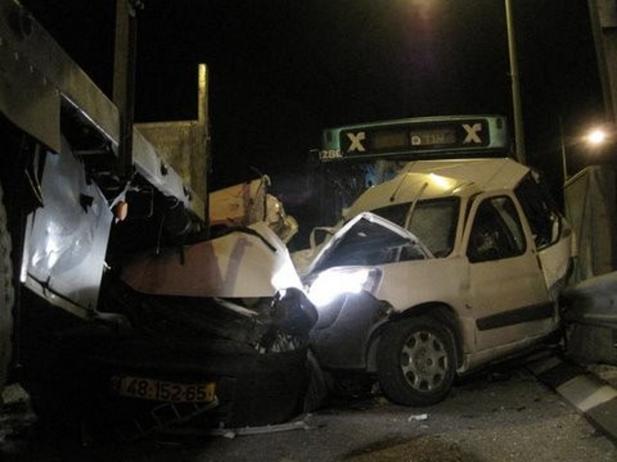 אוטובוס מחץ 3 רכבים, הנהג נפגע קל בלבד