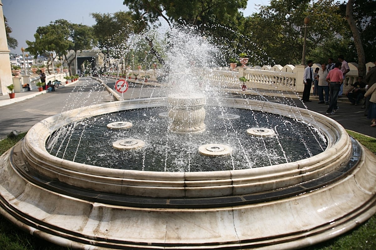 "ונציה של המזרח": פילים בכביש, ארמונות בכל פינה