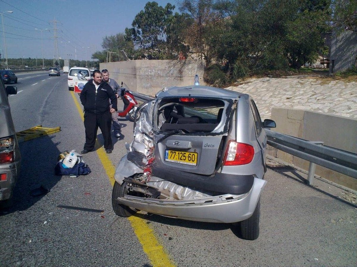 רכב מחץ משאית; נוסעת ניצלה בנס