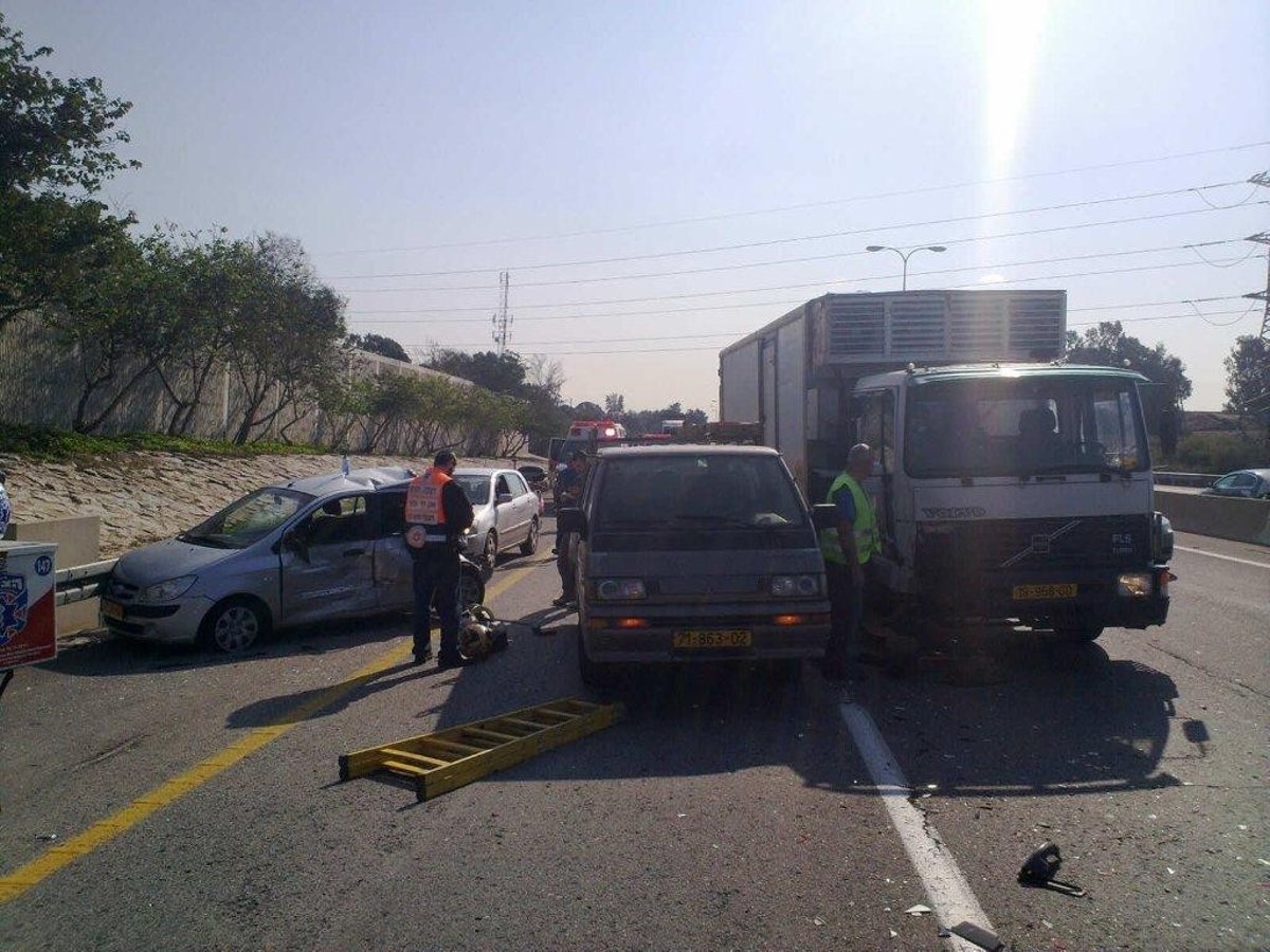 רכב מחץ משאית; נוסעת ניצלה בנס