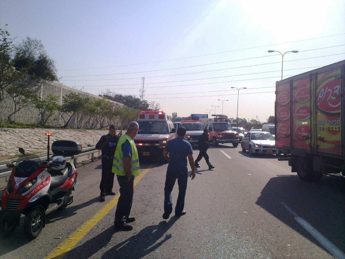 רכב מחץ משאית; נוסעת ניצלה בנס