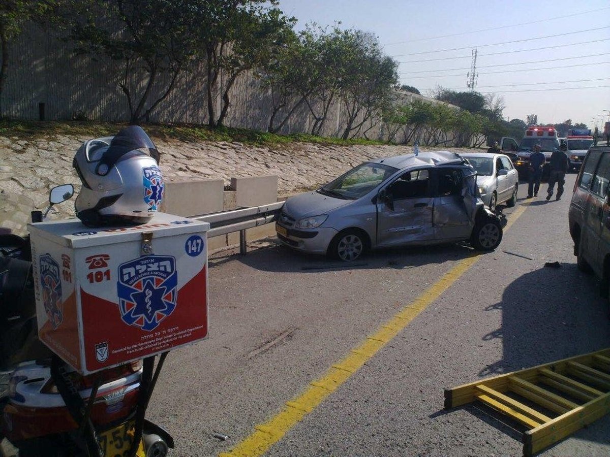 רכב מחץ משאית; נוסעת ניצלה בנס