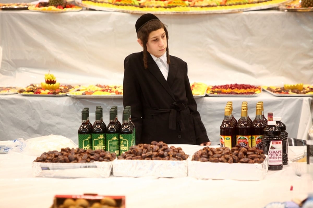 תיעוד ראשון: האדמו"ר מויז´ניץ בטיש - לראשונה מאז שוחרר