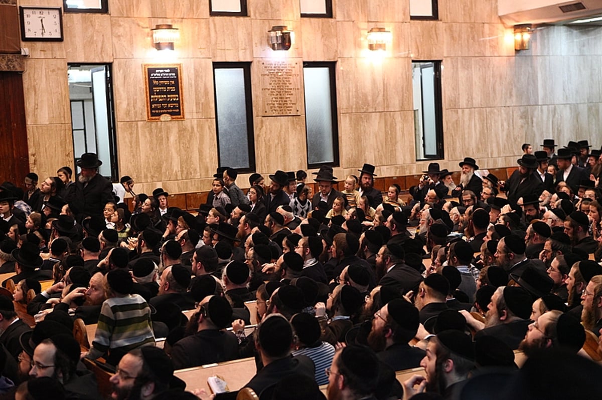 תיעוד ראשון: האדמו"ר מויז´ניץ בטיש - לראשונה מאז שוחרר