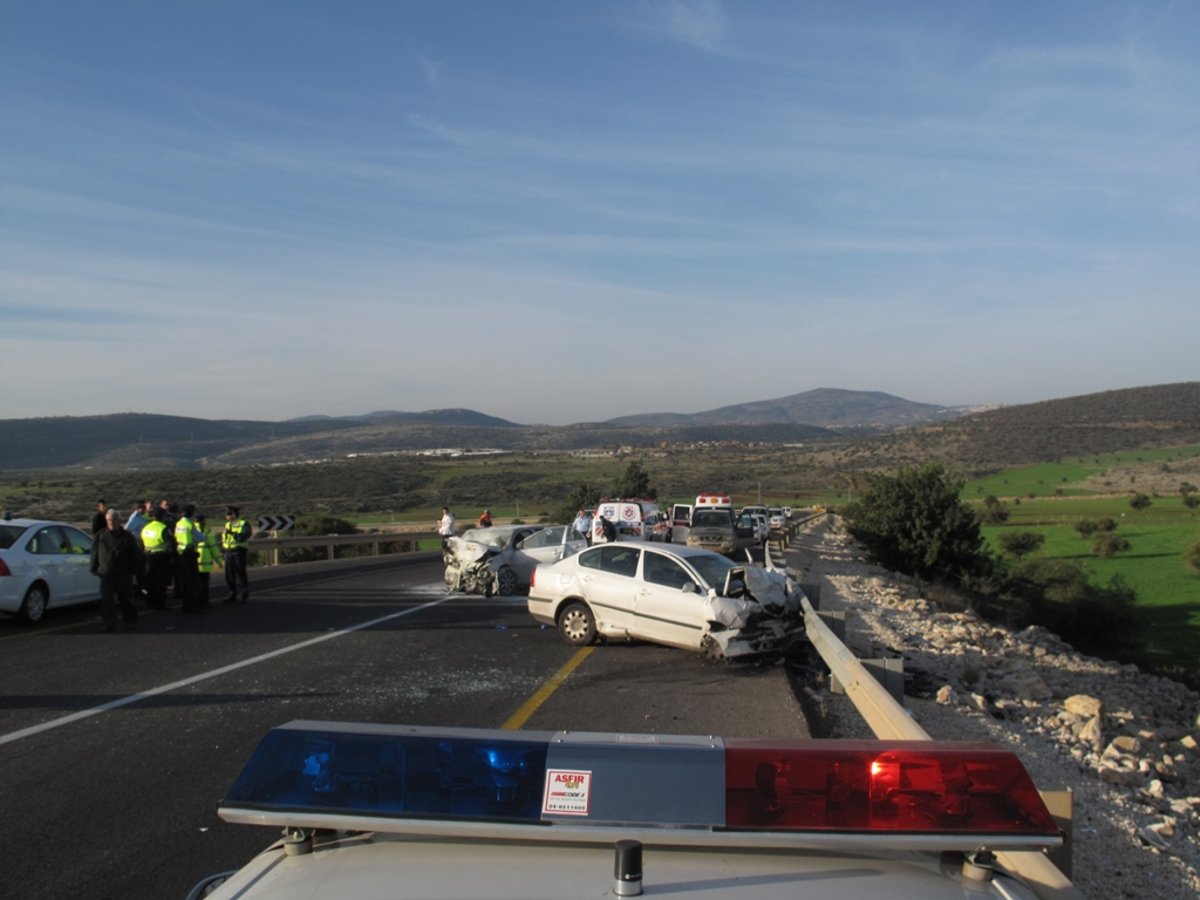 תמונות אסון: הרוג בתאונה בצפון, קצין משטרה נפצע