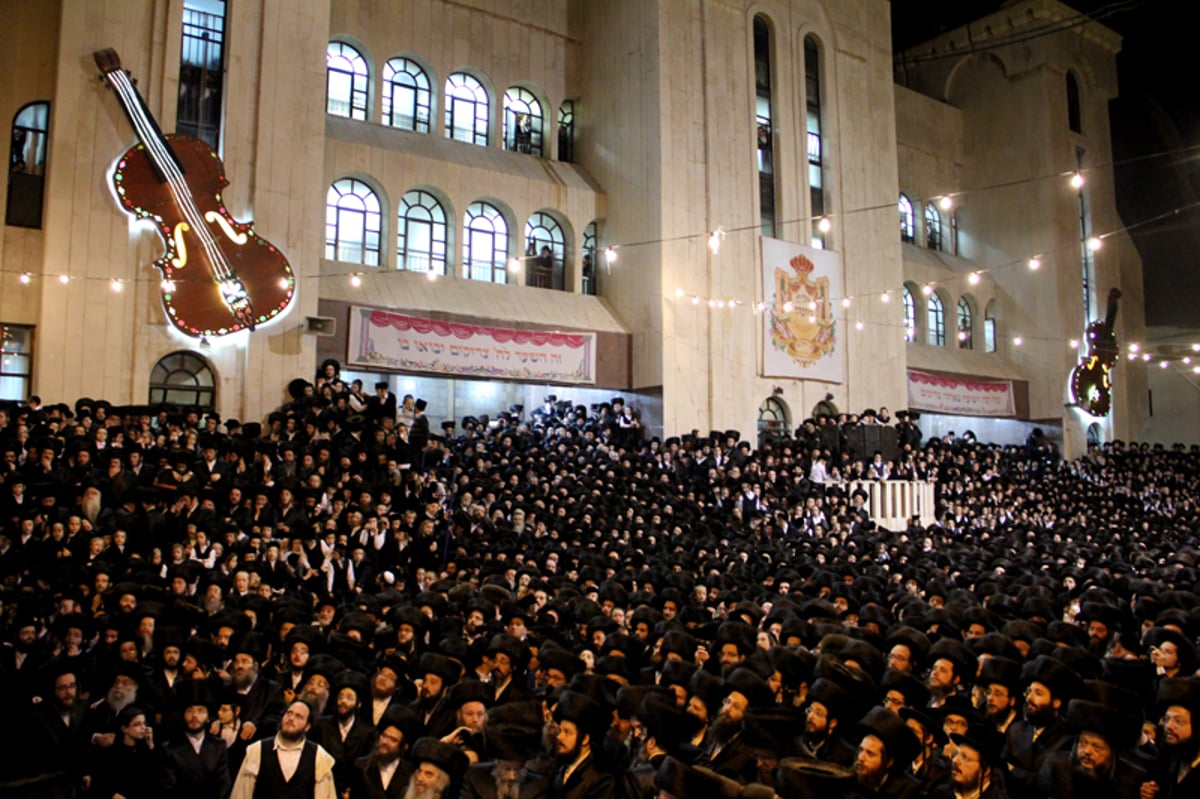 לעיני רבבות חסידים: כ"ק האדמו"ר מויז´ניץ בחופה