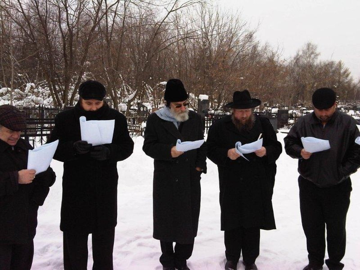 במעמד מרגש הוקדשה חלקה נוספת לקבורה במוסקבה