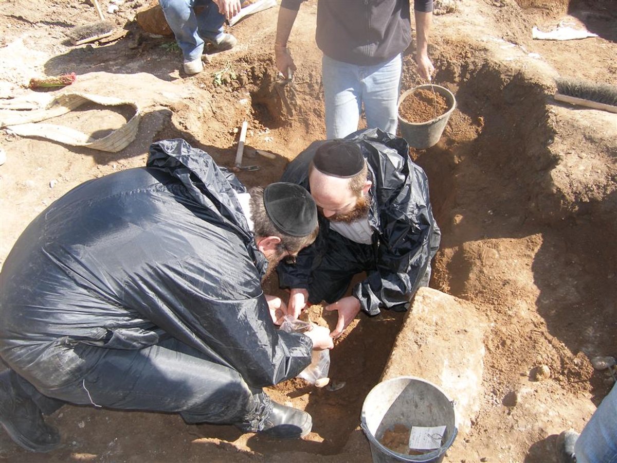 יקטר תובע את ´אתרא קדישא´ ב´עדה´: "אתם מחללי קברים"