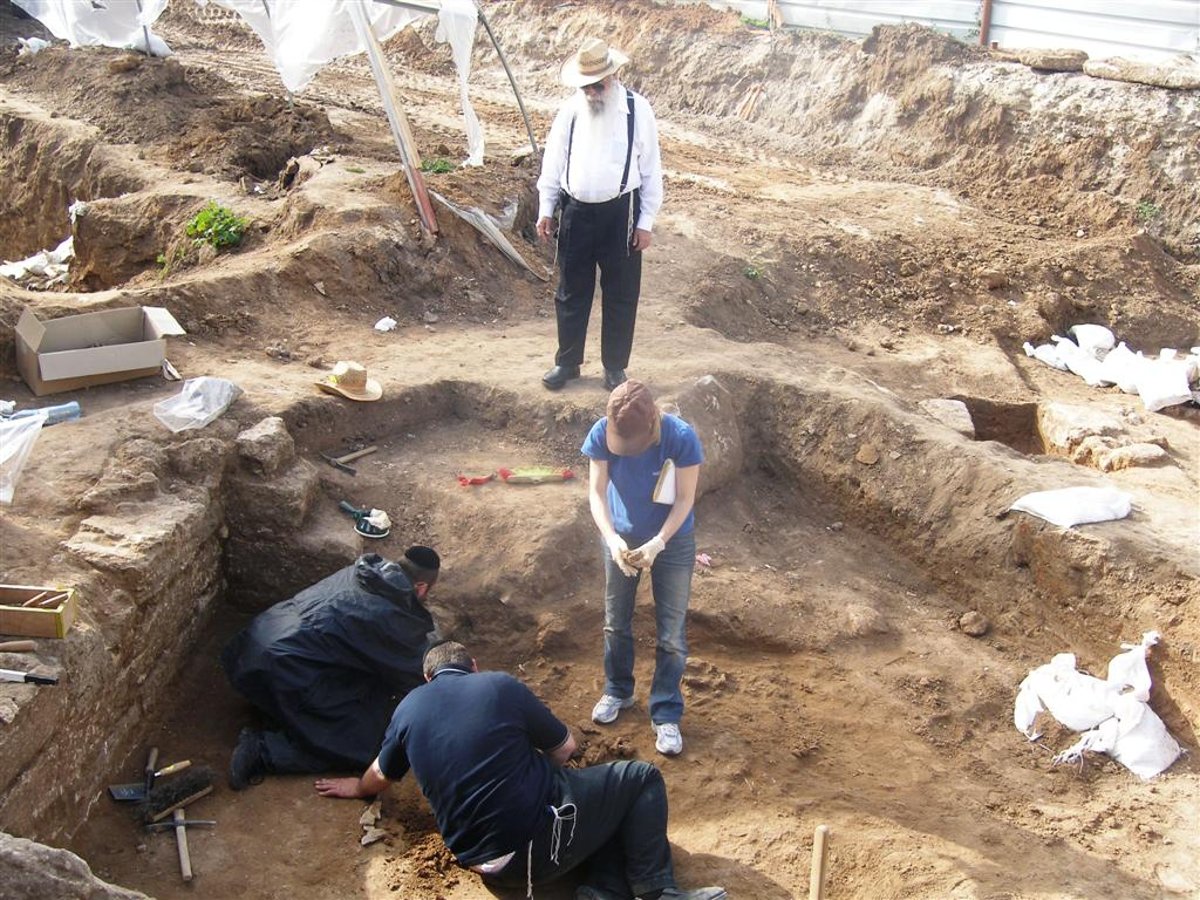 יקטר תובע את ´אתרא קדישא´ ב´עדה´: "אתם מחללי קברים"