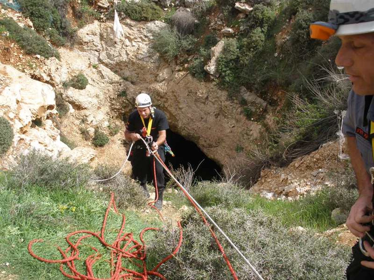 נער בן 15 נפל לבור בעומק 30 מטרים. צפו בתמנות החילוץ