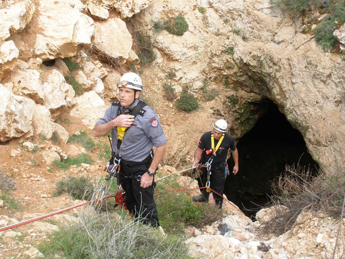 נער בן 15 נפל לבור בעומק 30 מטרים. צפו בתמנות החילוץ