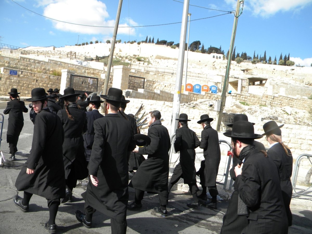 אלפי חסידי גור על ציון ה"בית ישראל"