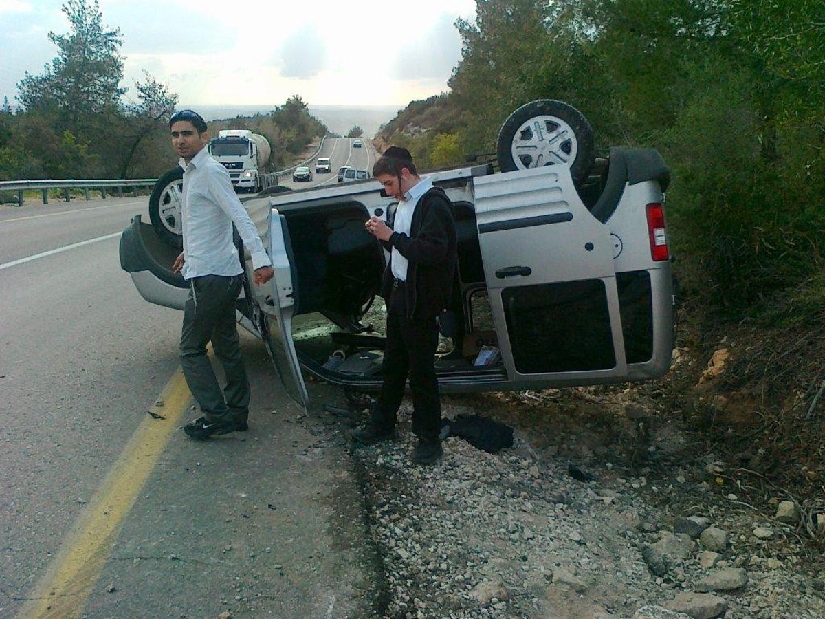 שליחי "קופת העיר" התהפכו עם רכבם; בנס אין נפגעים