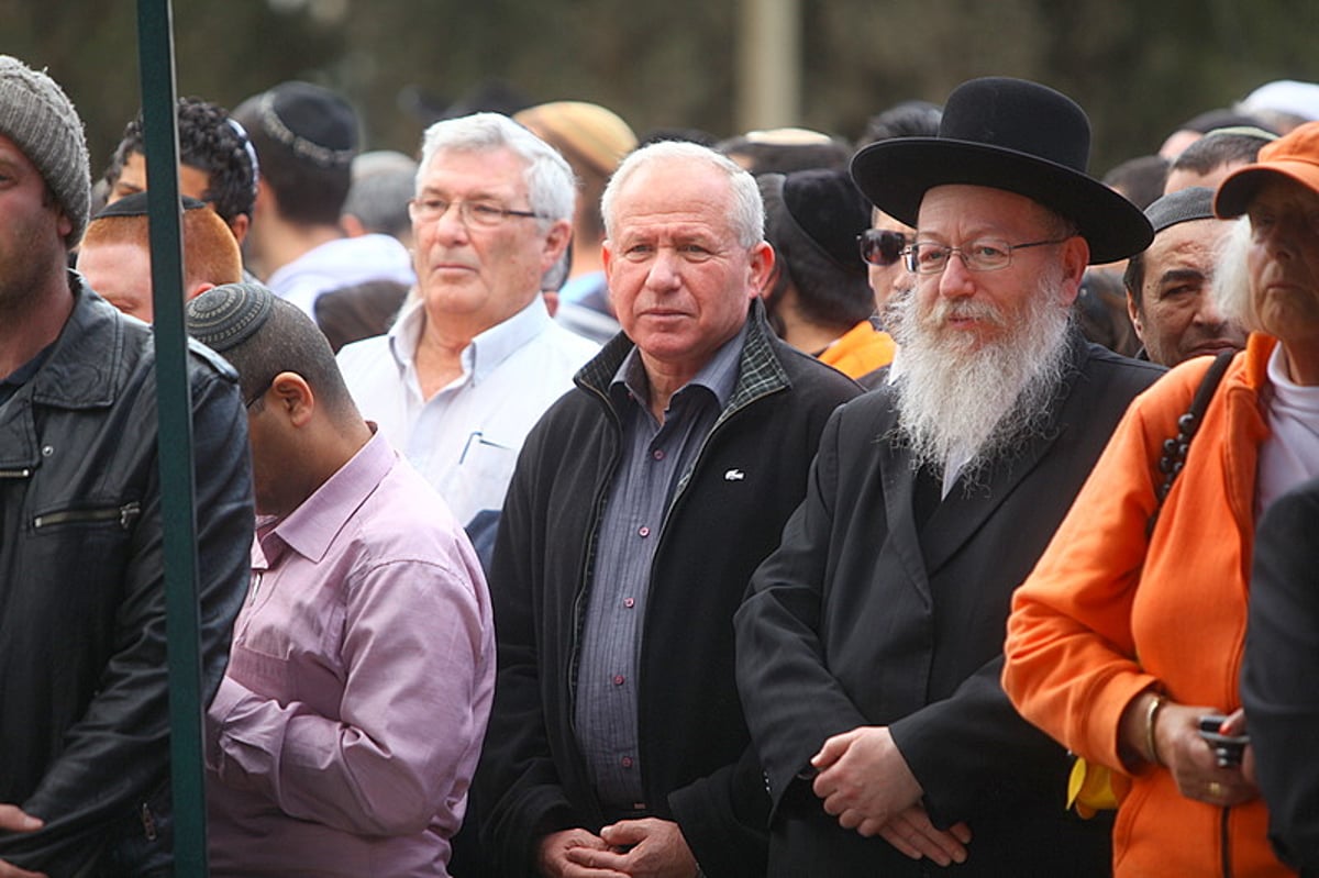 במעמד קורע לב: אלפים ליוו את חמשת בני משפחת פוגל