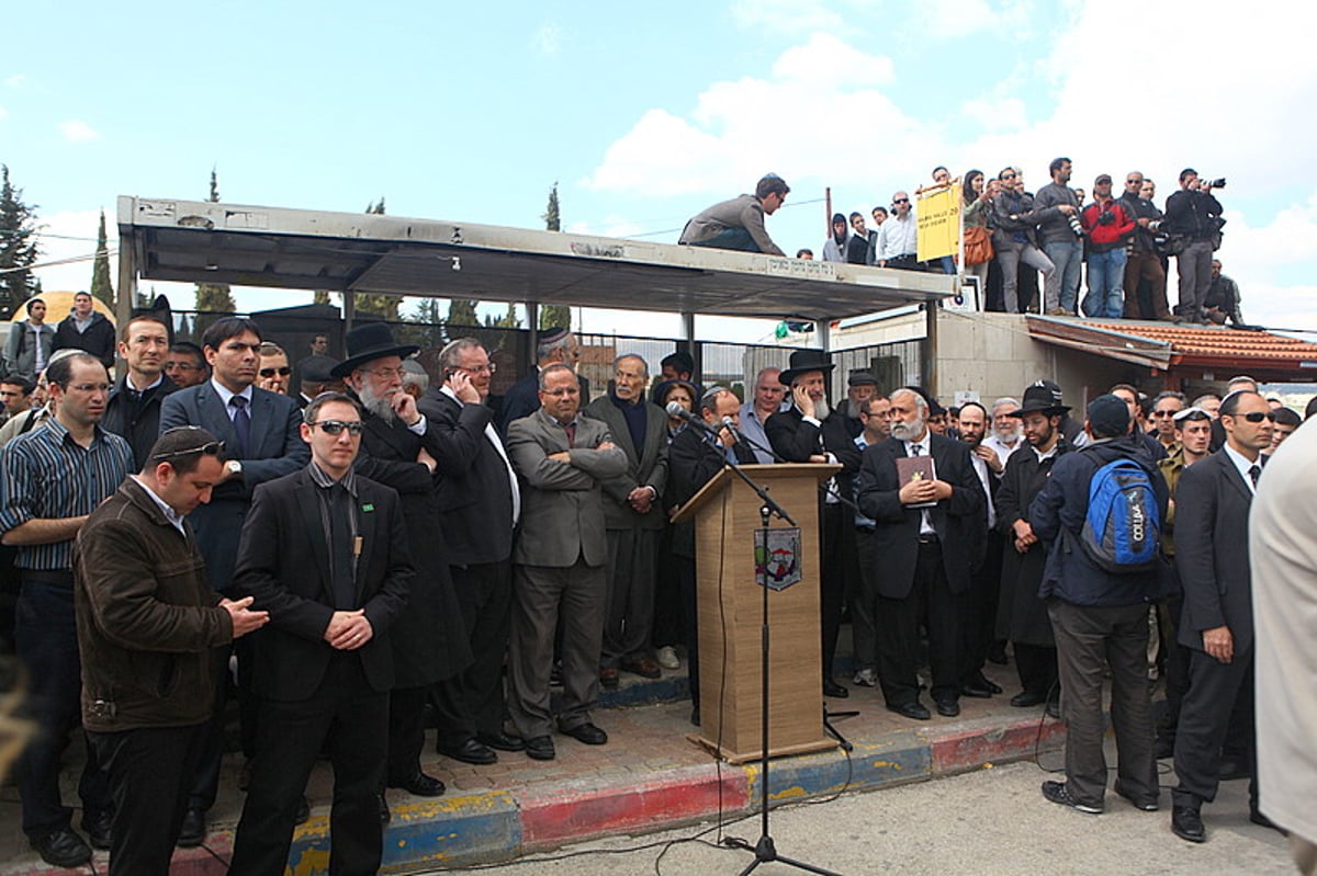 במעמד קורע לב: אלפים ליוו את חמשת בני משפחת פוגל