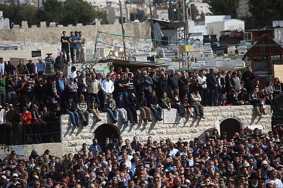 במעמד קורע לב: אלפים ליוו את חמשת בני משפחת פוגל